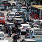 Bus Transjakarta terjebak kemacetan bersama sejumlah kendaraan di kawasan Terminal Kampung Melayu menuju Jatinegara, Jakarta, Kamis (25/5). Kemacetan tersebut imbas banyaknya warga yang mendatangi lokasi bom Kampung Melayu. (Liputan6.com/Faizal Fanani)