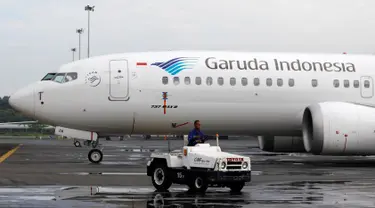 Teknisi mengendarai mobil melewati pesawat Boeing 737 Max 8 Garuda Indonesia yang terparkir di Bandara Soekarno Hatta, Tangerang, Rabu (13/3). Pemerintah menetapkan pelarangan permanen untuk pesawat Boeing 737 Max 8 terbang. (REUTERS/Willy Kurniawan)