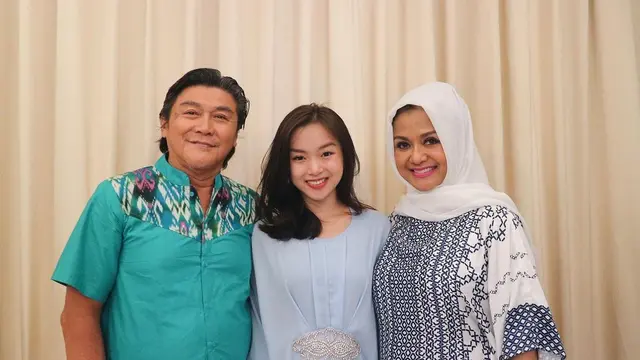 6 Potret Nabilah Rahman Bareng Ayah dan Ibu, Dapat Ucapan dari Ortu Usai Dilamar