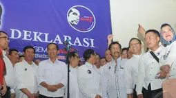 Jokowi datang dengan pakaian andalannya kemeja putih dengan bawahan hitam tiba di Gedung Joang 45, Menteng. Jakarta Pusat, Kamis (8/5/2014) malam, sekitar Pukul 20.30 WIB (Liputan6.com/Herman Zakharia).