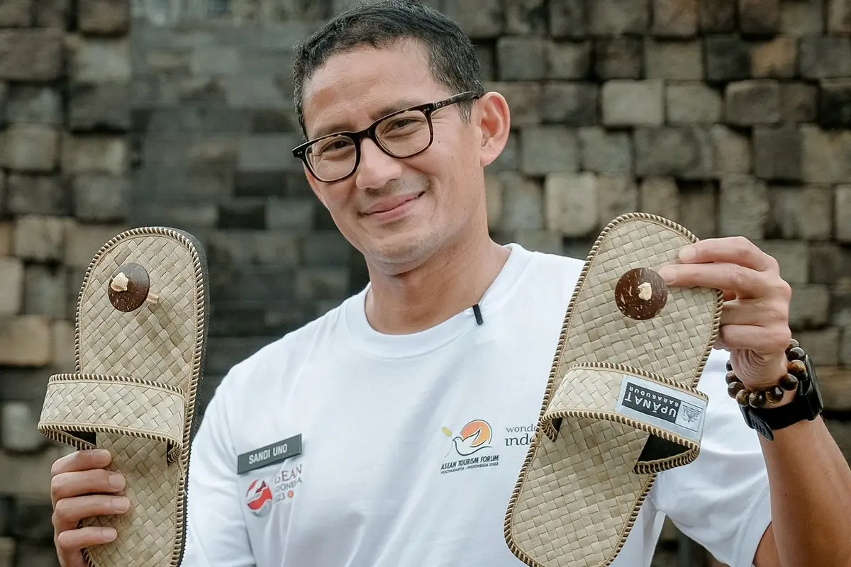 Sandiaga Uno Membawa Upanat di Candi Borobudur