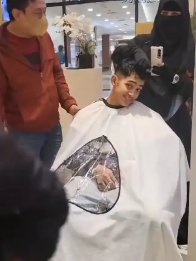 Potret Umi Pipik Antarkan Putra Bungsu Potong Rambut, Attaya Bilal Makin Ganteng dengan Model Rambut Baru