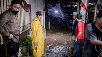 Bupati jember Hendy Siswanto meninjau lokasi banjir di kawasan rumahnya. (jemberkab.go.id)