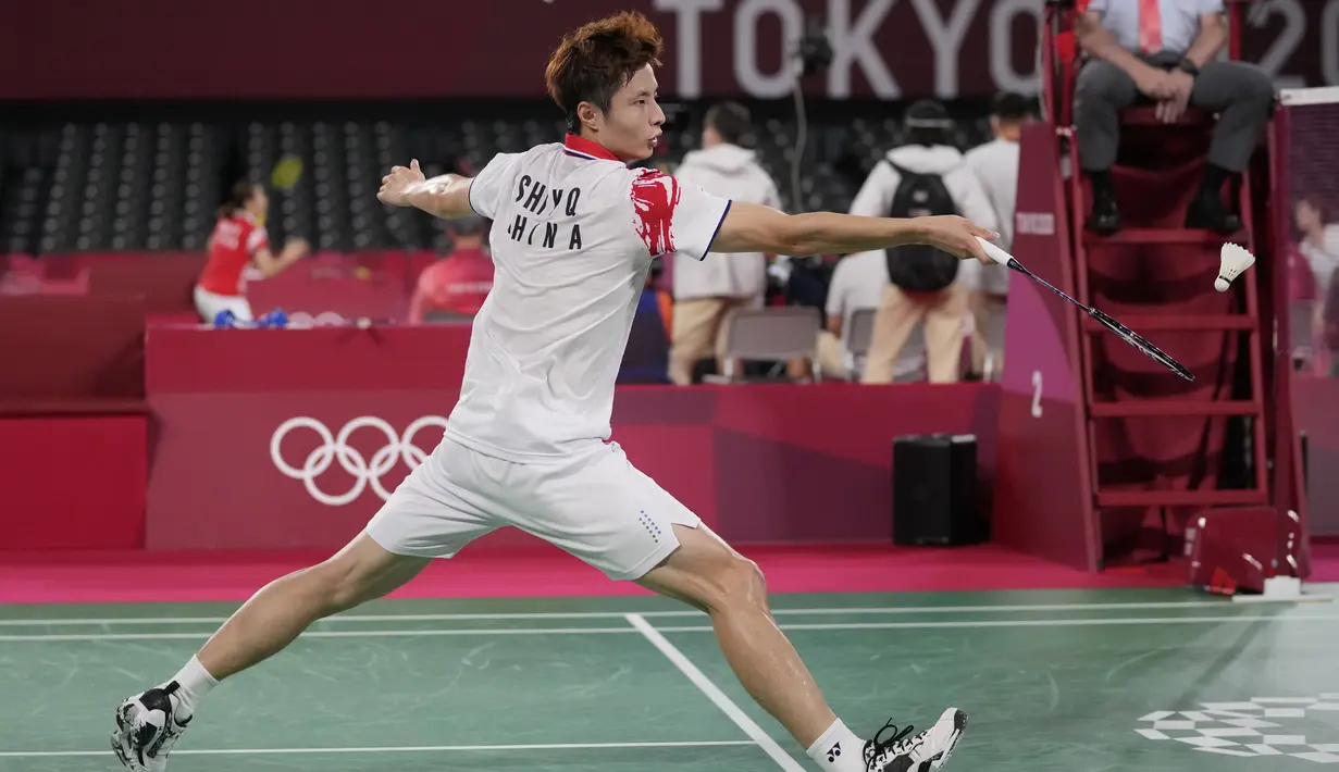Pebulu tangkis China Yu Qi Shi saat melawan pebulu tangkis Indonesia Jonatan Christie pada pertandingan tunggal putra Olimpiade Tokyo 2020 di Tokyo, Jepang, Kamis (29/7/2021). Jonatan Christie kalah dari Yu Qi Shi. (AP Photo/Dita Alangkara)