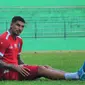 Bek Arema FC, Arthur Cunha, mendapatkan rekomendasi bermain menghadapi PSM Makassar pada Rabu (16/10/2019). Hanya saja, bek Arema itu tak dapat rekomendasi untuk bermain selama 90 menit penuh. (Bola.com/Iwan Setiawan)