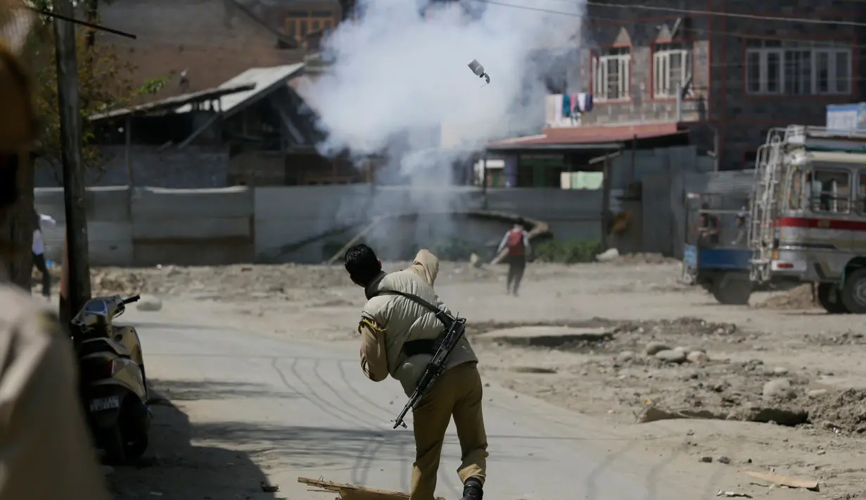 Polisi menembakkan gas air mata dan puluhan mahasiswa terluka dalam aksi protes yang pecah di kota utama Srinagar, sebelum menyebar ke bagian lain di Kashmir , India, Senin (17/4). (AP Photo / Mukhtar Khan)