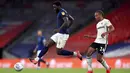 Pemain Fulham, Bobby Decordova-Reid, menjaga pemain Brentford, Josh Dasilva, pada laga final play-off Divisi Championship di Stadion Wembley, Rabu (5/8/2020). Kemenangan tersebut membawa Fulham kembali ke Premier League. (Mike Egerton/PA via AP)