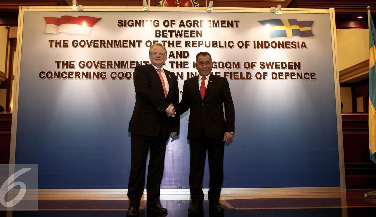 Menhan Ryamizard Ryacudu (kanan) bersalaman dengan Menteri Pertahanan Kerajaan Swedia Carl Anders Peter Hultqvist usai menandatangani MoU di Kementerian Pertahanan, Jakarta, Selasa (20/12). (Liputan6.com/Faizal Fanani)