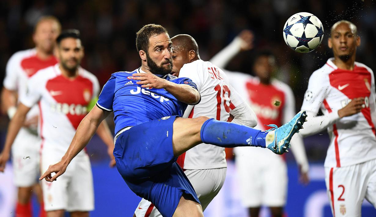 Striker Juventus, Gonzalo Higuain, berupaya membobol gawang Monaco pada laga Liga Champions di Stadion Stade Louis II, Monaco, Rabu (3/5/2017). Monaco kalah 0-2 dari Juventus. (AFP/Franck Fife)