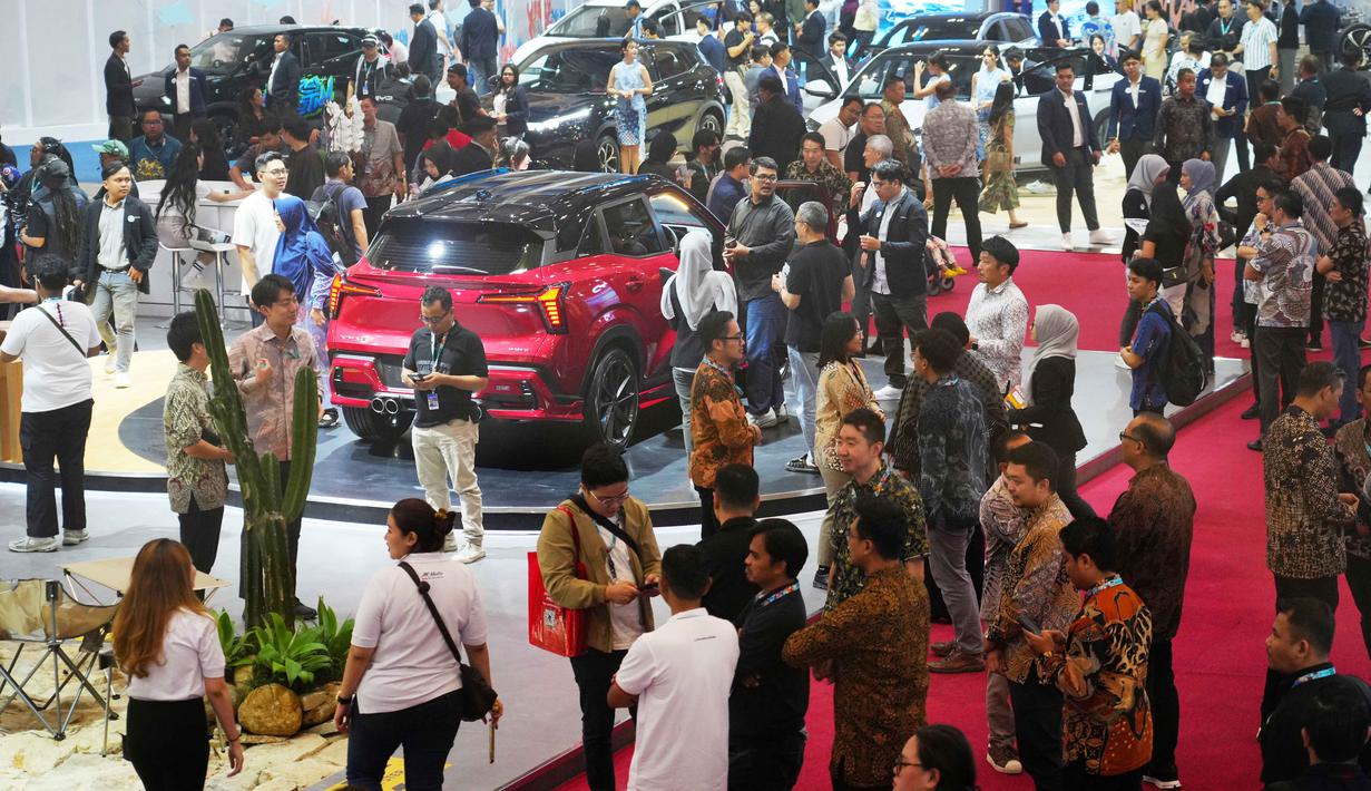 GJAW 2025 juga menyuguhkan beragam aktivitas gaya hidup otomotif, hiburan langsung, hingga penawaran atau program spesial. Tampak dalam foto, pengunjung melihat kendaraan saat Gaikindo Jakarta Auto Week (GJAW) 2025 di Tangerang, Banten, Jumat 21 November 2025. (AP Photo/Tatan Syuflana)