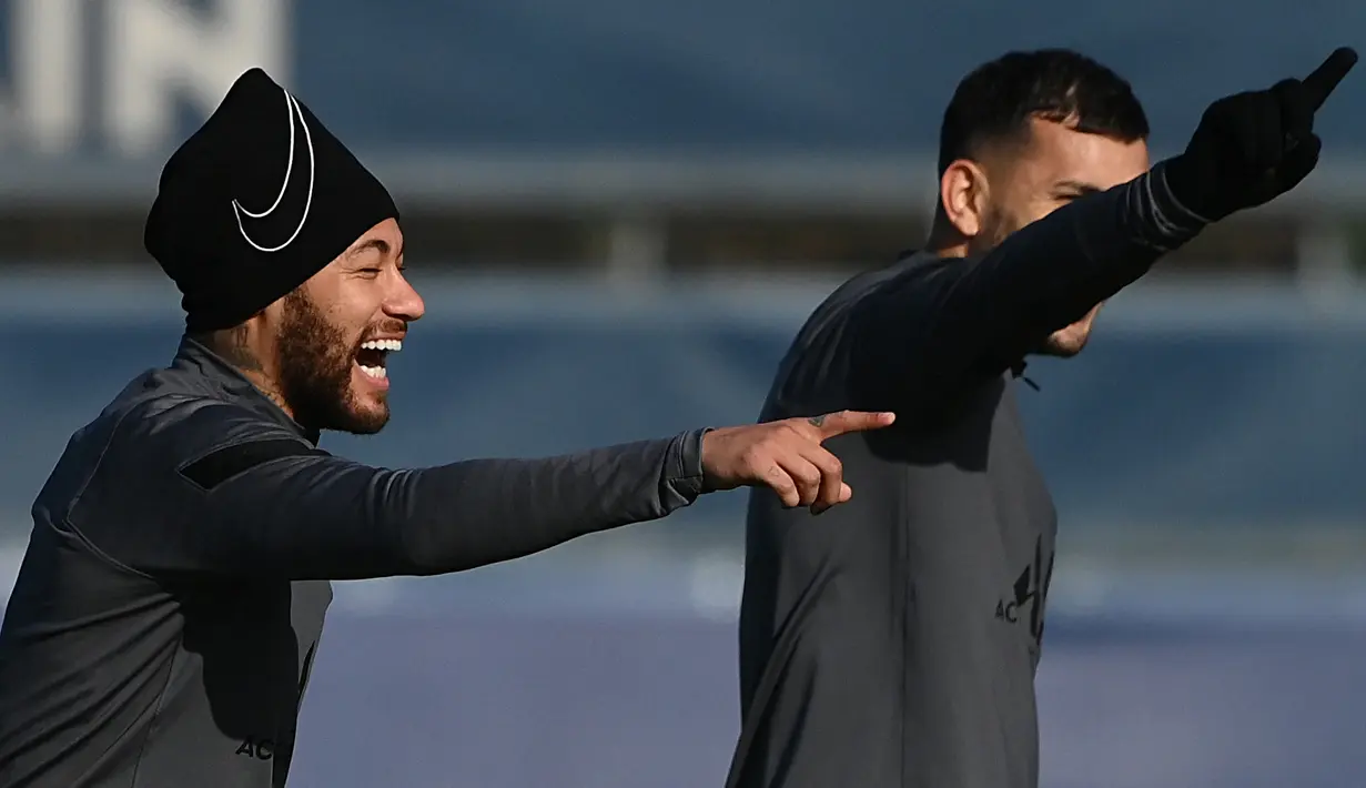 Pemain depan PSG Neymar (kiri) tertawa bersama selama sesi latihan di tempat latihan klub Camp des Loges di Saint-Germain-en-Laye pada 14 Februari 2022. PSG akan menjamu Real Madrid pada leg pertama babak 16 besar Liga Champions, Rabu 16 Februari 2022. (FRANCK FIFE/AFP)