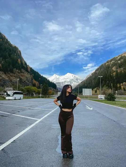 Potret Fuji menampilkan body goalsnya dengan latar pemandangan yang epic. Ia mengenakan cropped tee hitam dipadunya dengan celana panjang cokelat, dan sneakers hitam. [Foto: Instagram/fuji_an]