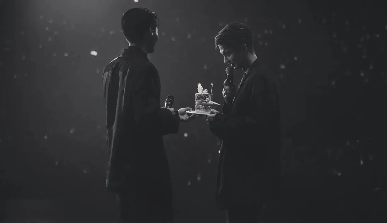 Di tengah konser, Win Metawin juga memberikan kejutan ulang tahun kepada Bright. Konser tersebut berlangung meriah dan sukses membuat penggemar histeris. Selain sebagai aktor, pria berparas rupawan tersebut memang sudah lama dikenal kiprahnya sebagai penyanyi, serta model dan presenter. (Liputan6.com/IG/@bbrightvc)
