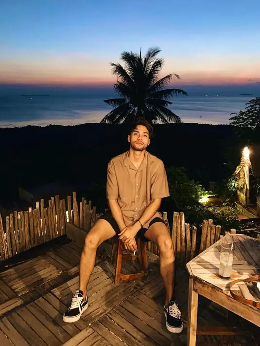 Selanjutnya ada gaya simple Refal. Paduan kemeja cokelat dengan short pants hitam ini akan lebih kece dengan sneakers hitam. (Instagram/refalhady).