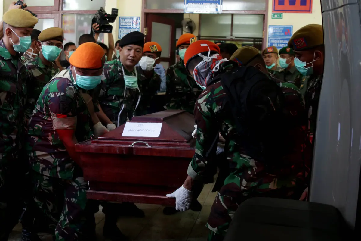 20150702-Puluhan Peti Mati bagi Korban Hercules Jatuh Berjejer di RS Adam Malik-Medan 4