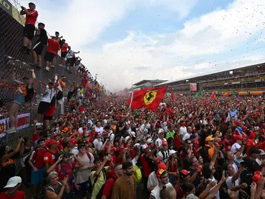 Para pendukung tim Ferrari atau Tifosi memadati Sirkuit Monza saat prosesi podium Formula 1 GP Italia 2024 pada Minggu (01/09/2024) waktu setempat. (AFP/Andrej Isakovic)