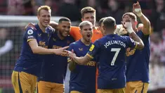 Persaingan memperebutkan peringkat ketiga klasemen sementara Liga Inggris 2022/2023 terus memanas. Newcastle United yang hanya unggul selisih gol dari Manchester United kembali mengambil alih posisi tiga setelah mengalahkan tuan rumah Brentford 2-1, Sabtu (8/4/2023) malam WIB. MU yang sebelumnya tampil lebih dahulu di siang hari waktu setempat pada laga pembuka pekan ke-30 menghadapi tamunya Everton sempat menguasai peringkat ketiga usai menang 2-0 di Old Trafford. Tak lebih dari 3 jam, MU kembali digusur Newcastle United ke posisi ke-4. Sama-sama mengemas 56 poin dari 29 laga, The Magpies unggul selisih gol 27 berbanding 7. (AP Photo/Alastair Grant)