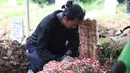 Konten kreator yang juga musisi, Reza Oktovian atau lebih dikenal dengan panggilan Reza Arap tertunduk di sisi nisan kekasihnya, Lula Lahfah, di Tempat Pemakaman Umum (TPU) Rawa Terate, Cakung, Jakarta Timur, pada Sabtu (24/1/2026). Selebgram Lula Lahfah dimakamkan di Tempat Pemakaman Umum (TPU) Rawa Terate, Cakung, Jakarta Timur, pada Sabtu (24/1/2026). (Kapanlagi.com/Budy Santoso)