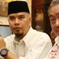 Ahmad Dhani menyimak pertanyaan wartawan saat mendeklarasikan dukungan kepada Rizal Ramli untuk maju di Pilkada DKI Jakarta 2017 bersama Gerakan Orang Kita, Jakarta, Jumat (5/8). (Liputan6.com/Immanuel Antonius)