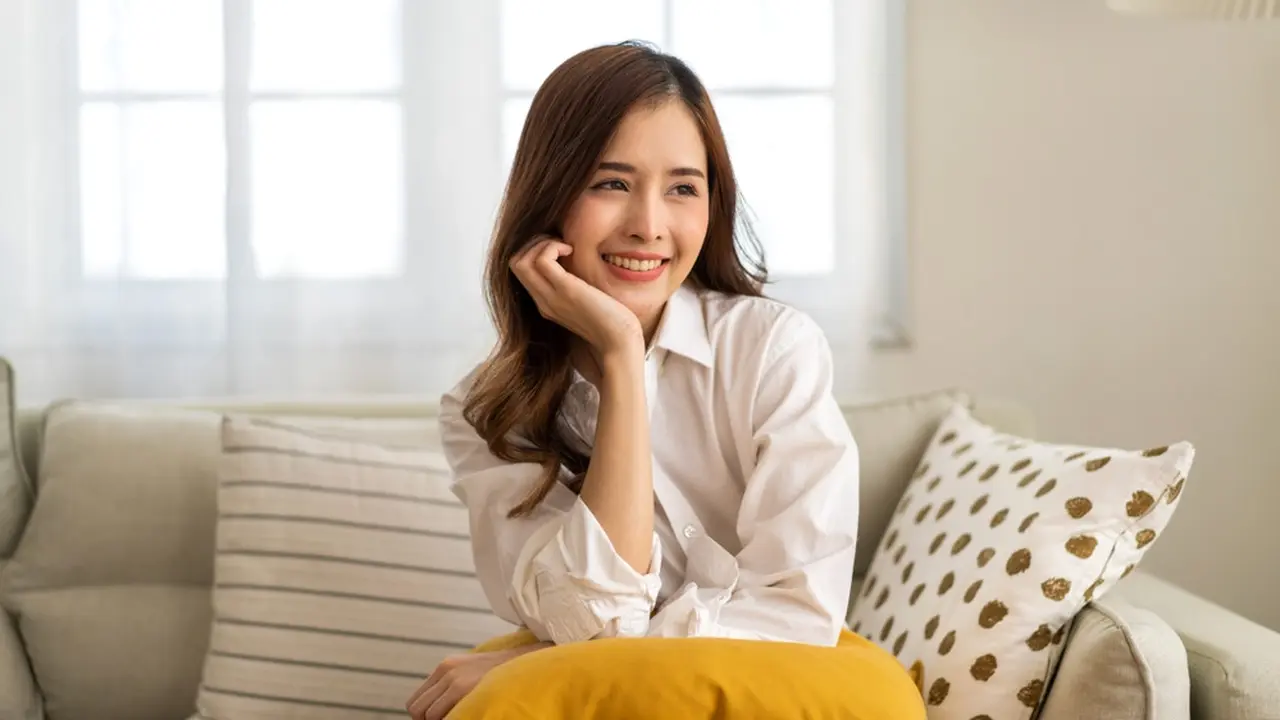 cantik tersenyum bahagia santai