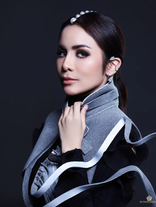 Penampilan Momo Geisha satu ini banjir pujian netizen. Memakai konsep busana monokrom dengan detail simpel, Momo Geisha tampak begitu menawan. (Liputan6.com/IG/@therealmomogeisha)
