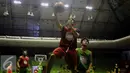 Pemain Satria Muda Pertamina melompat memasukkan bola saat latihan di GOR Soemantri Brodjonegoro, Jakarta, Rabu (19/10). Latihan ini persiapan jelang Perbasi Cup 2016. (Liputan6.com/Helmi Fithriansyah)