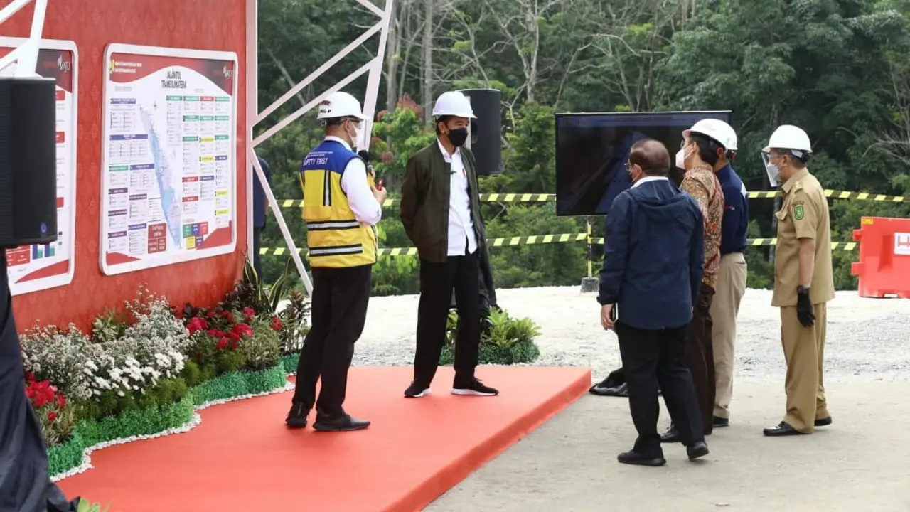 Presiden Joko Widodo (Jokowi) melakukan peninjauan proyek Tol Pekanbaru-Bangkinang