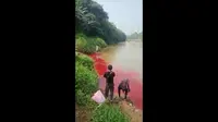 Tangkapan layar video viral pencemaran limbah merah darah di Sungai Cisadane kawasan Tangsel. (Istimewa)