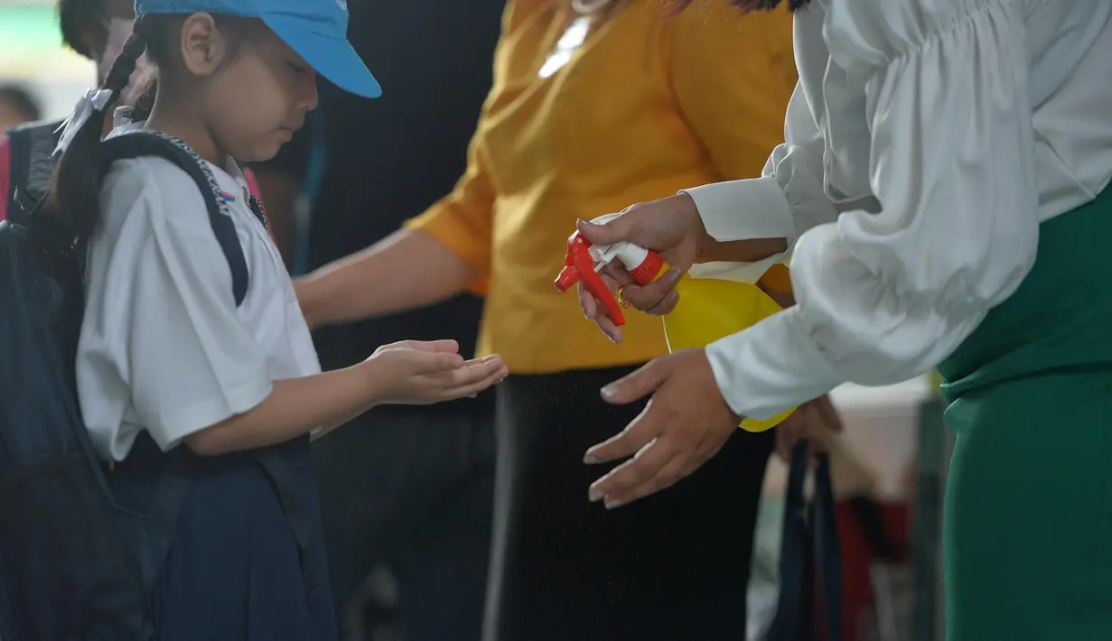 Seorang siswi membersihkan tangannya di pintu masuk sebuah sekolah di Bangkok, Thailand (1/7/2020). Sekolah-sekolah di Thailand telah dibuka kembali pada Rabu (1/7). (Xinhua/Rachen Sageamsak)