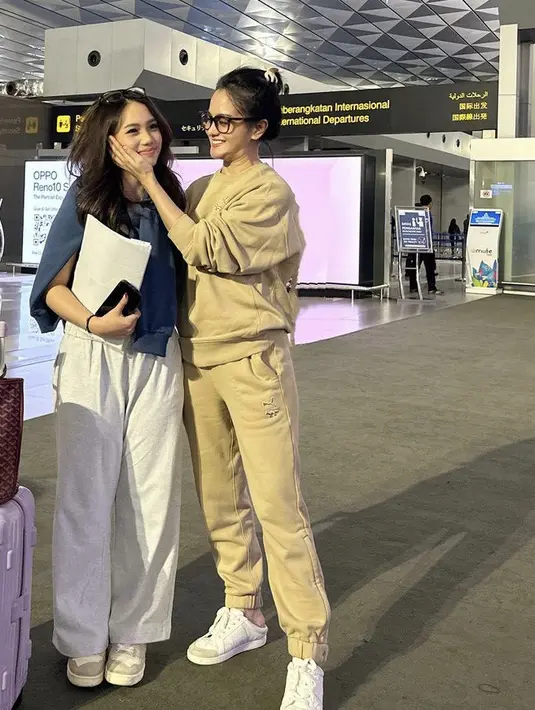 Mengantar Jasmine ke bandara, Ririn tampil serba coklat dengan pakaian airport looknya. Sementara itu, Jasmine mengenakan celana putih dengan atasan jaket navy yang dikaitkan di pundak. [@ririnekawati]