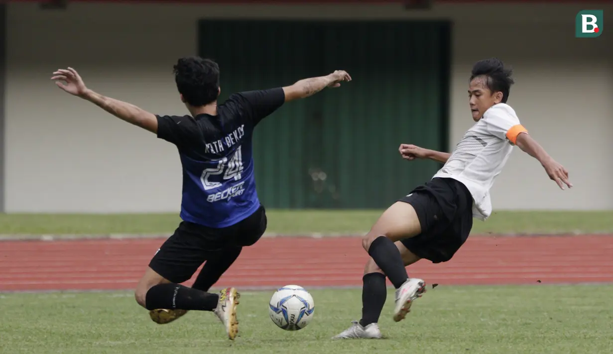 Pemain Timnas Indonesia U-16 berebut bola dengan pemain tim Piala Soeratin Bekasi U-17 pada laga uji coba di Stadion Patriot, Kota Bekasi, Jumat (13/3/2020). Kedua tim bermain imbang 1-1. (Bola.com/M Iqbal Ichsan)