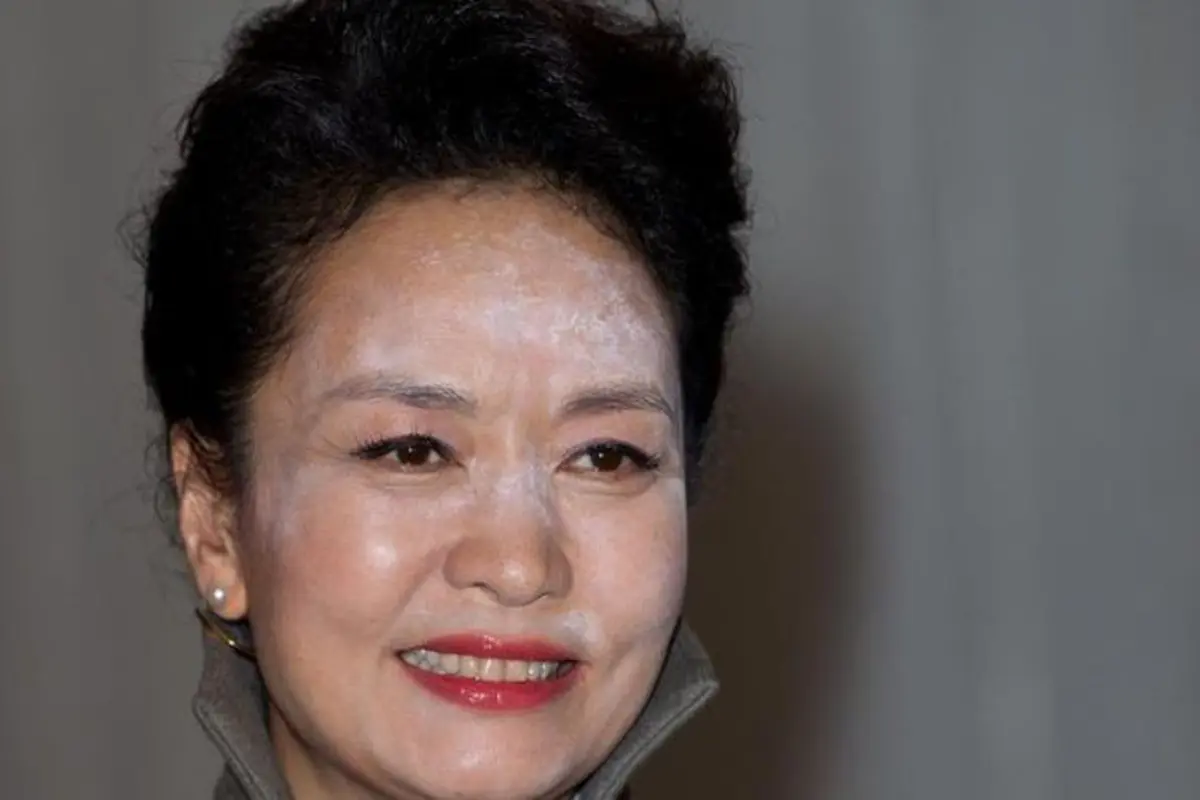 Make Up Berantakan, Ibu Negara Tiongkok Diolok Netizen