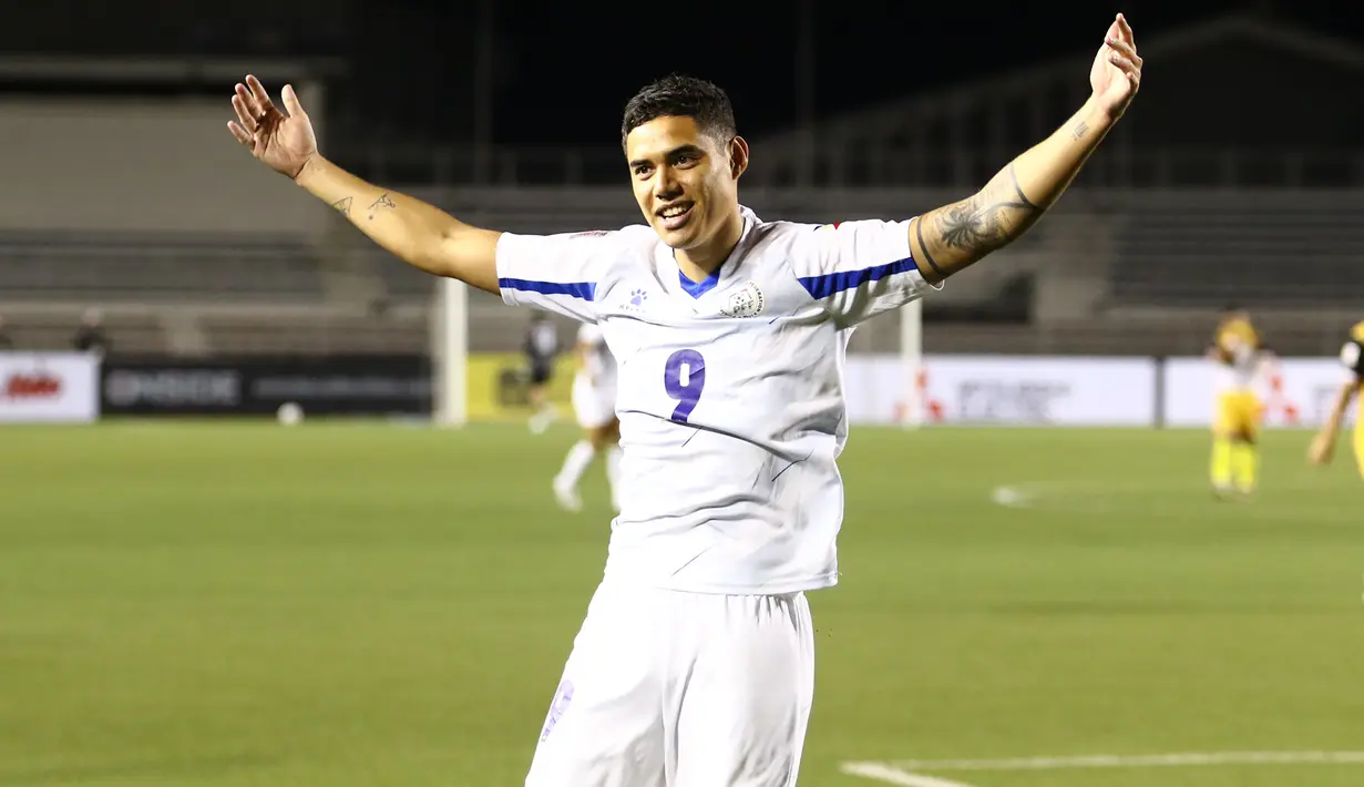 Kenshiro Daniels. Striker berusia 27 tahun yang sejak Maret 2022 bermain bersama United City FC di kasta tertinggi Liga Filipina ini total telah mencetak 3 gol dari 3 laga di ajang Piala AFF 2022 dan sementara menjadi top skor bersama tiga pemain lainnya. Bersama Timnas Filipina ia total telah tampil dalam 33 laga dengan torehan 4 gol. (affmitsubishielectriccup.com)