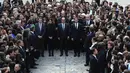Presiden Perancis Francois Hollande (kedua kanan) melakukan a minute of silence atau hening selama semenit di Universitas Sorbonne, Perancis, (16/11/2015).  Ini dilakukan sebagai penghormatan bagi korban serangan di Paris. (REUTERS/Stephane de Sakutin) 