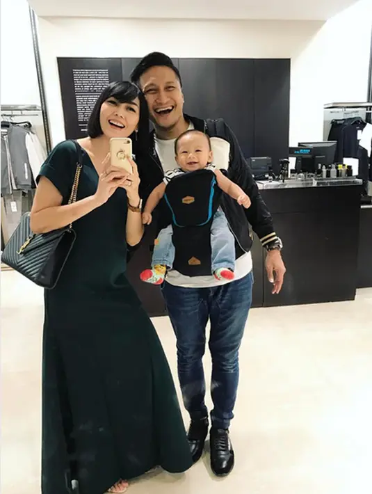 Pasangan Arie Untung dan Fenita telah memiliki tiga orang anak. Pada tahun lalu, pasangan ini tidak bisa mudik lantaran, Fenita sedang hamil besar dan tidak mendapatkan izin dari dokter untuk naik pesawat. (Instagram/fenitarie)