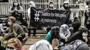 Pencari suaka membawa spanduk saat unjuk rasa di depan kantor UNHCR, Jakarta, Senin (14/12/2020). Mereka meminta agar proses perpindahan ke negara tujuan dipercepat setelah adanya tiga orang pengungsi yang bunuh diri dalam dua minggu terakhir karena depresi. (merdeka.com/Iqbal Nugroho)