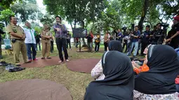 Djarot Saiful saat berdialog dengan sejumlah warga di Taman Tanjung, Jakarta, Selasa (16/12/2014). (Liputan6.com/Miftahul Hayat)