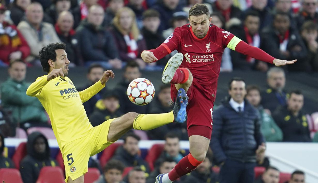 <p>Sang kapten The Reds ini memainkan peran dengan baik untuk Liverpool. Pada laga ini Jordan Henderson melakukan pressing dengan cermat dan tak lupa momen melepas crossing yang berujung gol bunuh diri Pervis Estupinan. (AP/Jon Super)</p>