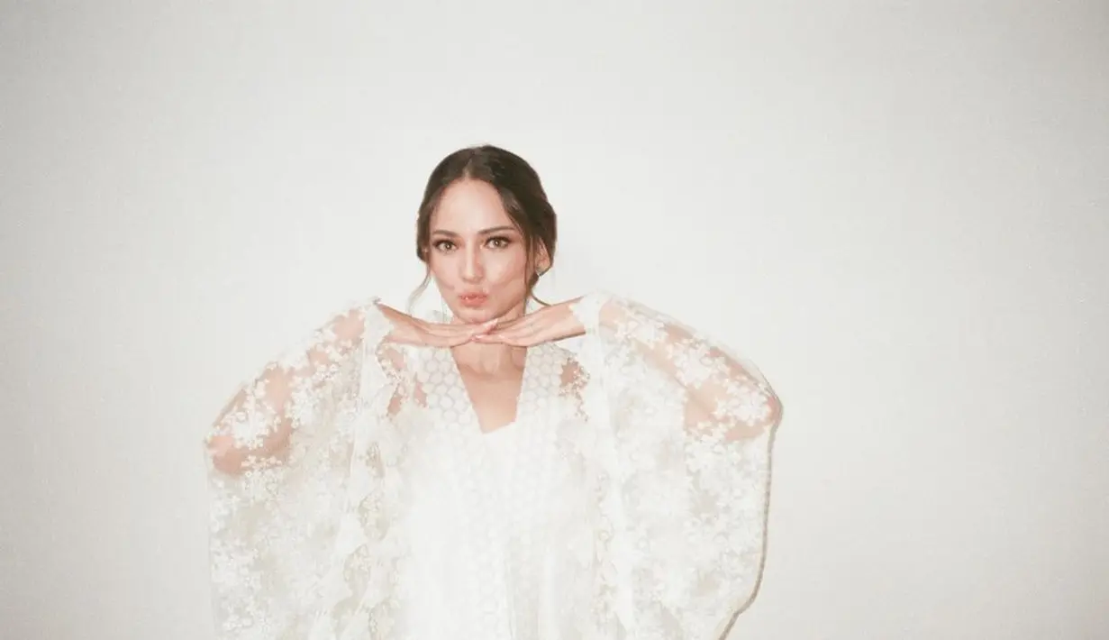 Ini perubahan penampilannya saat akad nikah. Enzy tampil menjadi pengantin minang. [Foto: IG/enzystoria.].