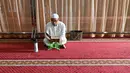 Tadarus merujuk pada sebuah aktivitas pembacaan Al Quran dengan tujuan memelihara dan memperbaiki hafalannya. (AFP/CHAIDEER MAHYUDDIN)