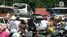 Banyaknya massa aksi bela Palestina yang berjalan kaki dan memarkir kendaraan di ruas jalan  menimbulkan kemacetan  di sejumlah ruas jalan