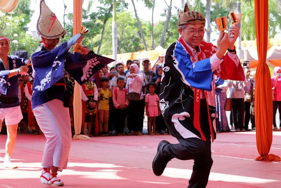 Festival Tari ke-15 Yosakoi berlangsung di halaman Taman Surya, Surabaya, Jawa Timur. (Liputan6.com/Dian Kurniawan)