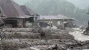 Sementara, di Sumatera Barat, dampak bencana tercatat lebih meluas hingga mencakup 13–14 kabupaten/kota. Tampak dalam foto, rumah-rumah terlihat rusak setelah banjir melanda Malalak, Sumatera Barat, Kamis 27 November 2025. (AP Photo/Ade Yuandha)