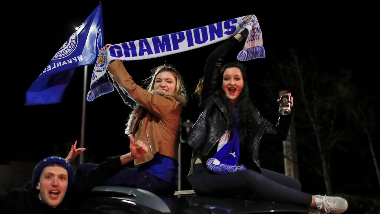 Suporter Leicester berkendara menuju King Power merayakan gelar juara tim kesayangannya