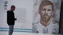Pengunjung mengamati mural Lionel Messi di Casa Rosada Museum, Buenos Aires, Argentina, Rabu (20/6). Mural terbuat dari dua ribu stiker figur pemain Argentina dalam Piala Dunia sepanjang masa. (Eitan ABRAMOVICH/AFP)