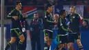 Penyerang Meksiko, Vicente Vuoso (kanan) melakukan selebrasi usai mencetak gol di pertandingan Copa America 2015 di National Stadium, Santiago, Chile, (16/6/2015). Chile bermain imbang 3-3 dengan Meksiko. (REUTERS/Carlos Garcia Rawlins)
