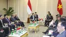 Suasana pertemuan Presiden Joko Widodo dengan PM Vietnam Truong Tang Sang di ruang Kakatua, Jakarta, Kamis (23/4/2015). Presiden Joko Widodo membahas pertahanan dan kawasan batas laut antar dua negara. (Liputan6.com/Herman Zakharia)