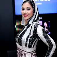 Untuk kali pertama, penampilan Ayu Azhari di sebuah kafe yang terletak di hotel mewah berskala internasional justru menghadirkan penonton yang tak biasa.  (Andy Masela/Bintang.com)