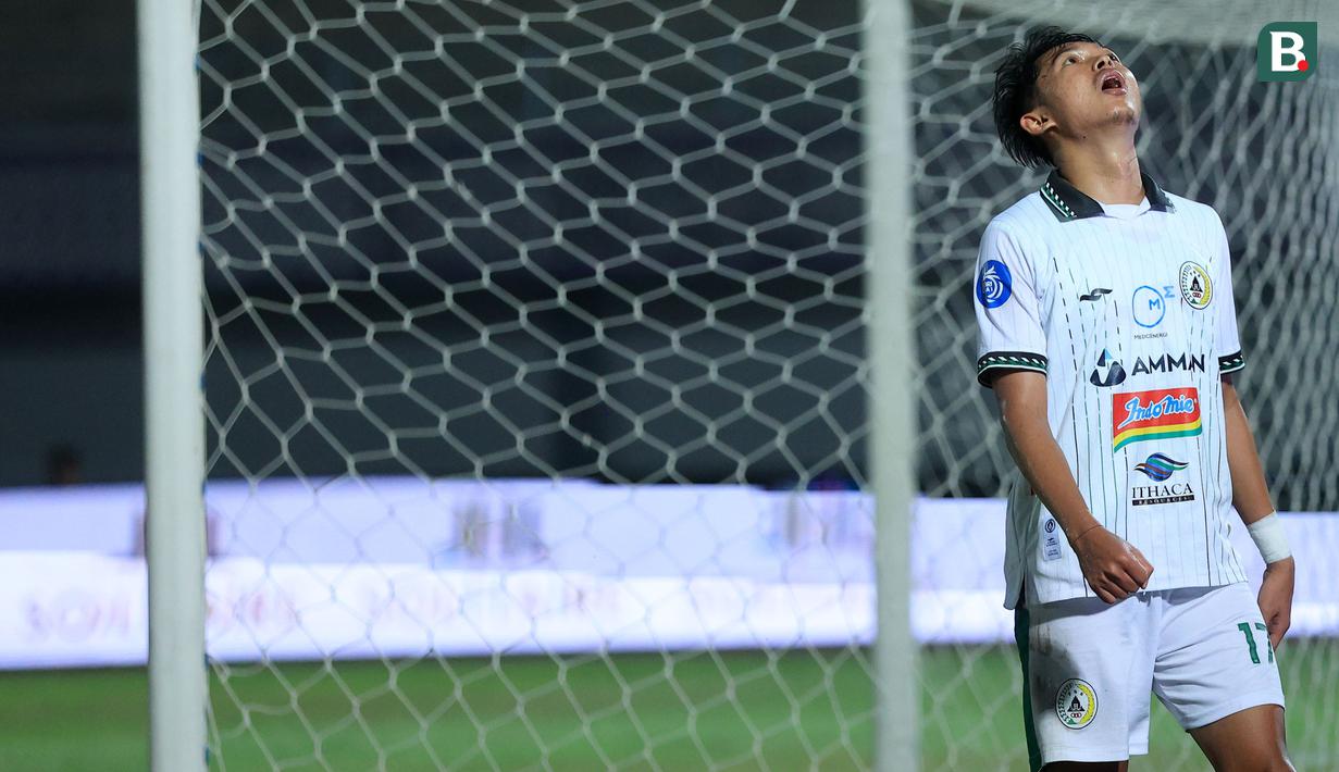<p>Pemain PSS Sleman, Riki Dwi Saputro tampak kecewa setelah gagal mencetak gol ke gawang Dewa United pada laga pekan ke-15 BRI Liga 1 di Stadion Indomilk Arena, Tangerang, Jumat (6/10/2023). PSS Sleman kalah dengan skor 1-3. (Bola.com/M. Iqbal Ichsan)</p>