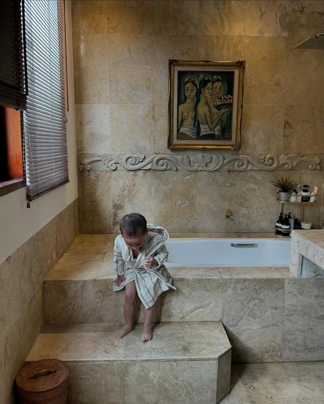 Potret kamar tidur Amanda Zahra, desain estetik bikin betah